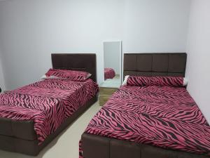 A bed or beds in a room at شقق فندقية علي البحر مباشرة عائلات فقط