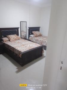 A bed or beds in a room at شقق فندقية علي البحر مباشرة عائلات فقط