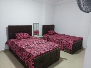 A bed or beds in a room at شقق فندقية علي البحر مباشرة عائلات فقط