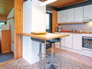 A kitchen or kitchenette at Holiday home Rødby XXI