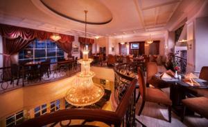 雅加達的住宿－藍天潘多拉塔奇可尼酒店，大堂设有用餐室和餐厅