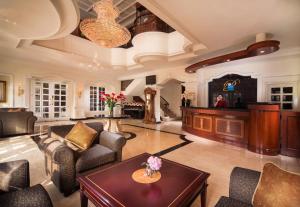 sala de estar con mesa y sillas en Blue Sky Pandurata Hotel Cikini, en Yakarta