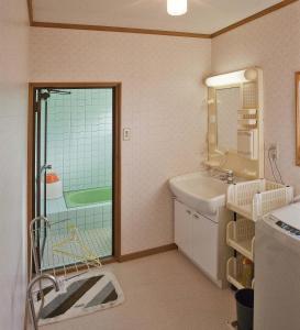 Ett badrum på Dormitory Sandanya Guesthouse
