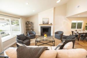 uma sala de estar com um sofá e uma lareira em 5 bedroom lux home with pool em Santa Ana