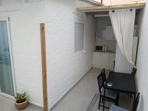 ブルハソットにあるRooms Burjassotのテーブルとキッチン付きの小さな部屋