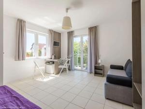 a living room with a couch and a desk at Villa Cicha in Karwia