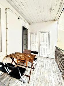 Pokój z drewnianym stołem i krzesłami w obiekcie Fernando Pessoa Lisbon Rooms w Lizbonie