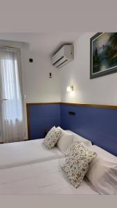 Postel nebo postele na pokoji v ubytování Pensión Irune by Vivere Stays