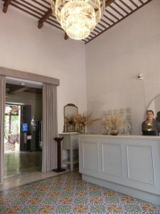 Una donna in piedi al bancone in una stanza di Casa Valladolid Boutique Hotel a Valladolid