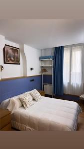 Postel nebo postele na pokoji v ubytování Pensión Irune by Vivere Stays