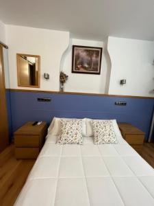 Postel nebo postele na pokoji v ubytování Pensión Irune by Vivere Stays