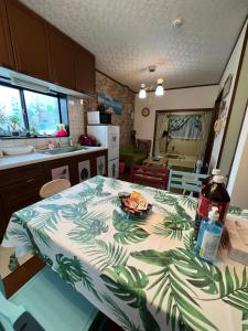 eine Küche mit einem Tisch mit einem Teller Essen drauf in der Unterkunft 舟荘 in Osaka
