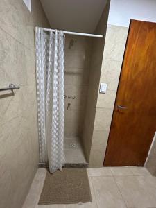 y baño con ducha y cortina de ducha. en Departamento Capital en La Rioja