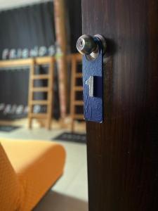 drewniane drzwi z niebieskim znaczkiem w obiekcie DICI Coliving Housing The Friends Room w mieście Cabo San Lucas