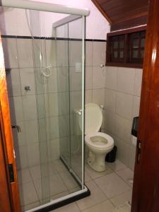 格雷夫森德的住宿－Lindo chalé em Gravatá - Condomínio Mont Blanc V，一间带卫生间和玻璃淋浴间的浴室