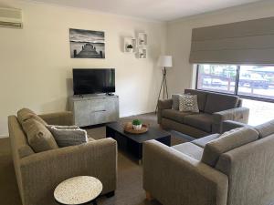 uma sala de estar com dois sofás e uma televisão em Mansfield Country Resort em Mansfield