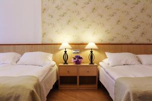 Postel nebo postele na pokoji v ubytování NB Hotel with Free Parking
