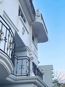 un edificio blanco con un balcón en el lateral. en Villa Esperança, en Tarrafal