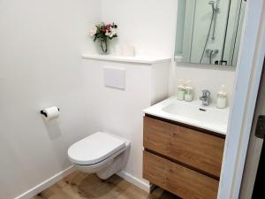 Ett badrum på Brand new CAMELIA ROOM with private bathroom