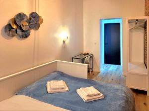 Ein Bett oder Betten in einem Zimmer der Unterkunft Brand new CAMELIA ROOM with private bathroom