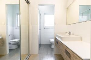 Koupelna v ubytování Florida 1 - 2 min walk to beach shops and restaurants + 23 fotografií