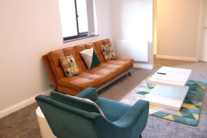 uma sala de estar com um sofá e duas cadeiras em Garland Modern Apartment with Private Garden & Parking Dartford 5 em Kent