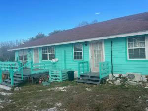 HermitageWindsor place的蓝色的房子,设有蓝色的楼梯和门廊