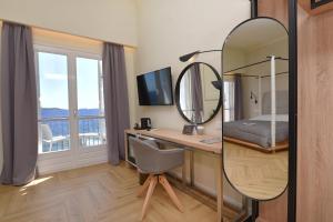 Televiisor ja/või meelelahutuskeskus majutusasutuses Hotel Hermes