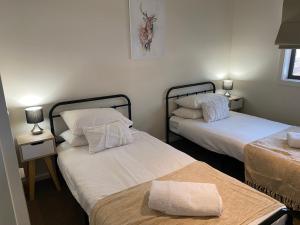 Una habitación con dos camas y dos mesas con lámparas. en Mansfield Country Resort, en Mansfield 20 fotos más