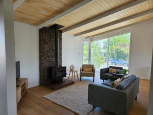 sala de estar con sofá y chimenea en Beautifully renovated townhouse, easy walk to CBD en Blenheim