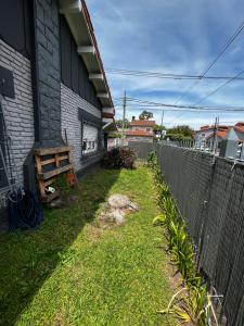 a yard next to a fence next to a house at Casa con patio! Hermosa zona y muy silenciosa! in Beccar