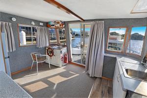 uma cozinha e sala de jantar num barco em Caloundra Houseboats em Pelican Waters