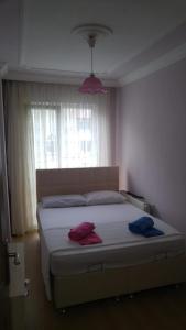 1 dormitorio con 1 cama con 2 toallas en Galata Apart Suite, en Bostancı