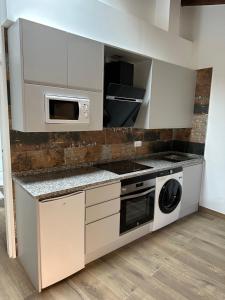 A kitchen or kitchenette at Apartamentos A Fala en Trevejo y San Martin de Trevejo, Sierra de Gata