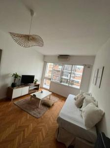 - un salon avec un canapé et une table dans l'établissement Bright apartment in Palermo, à Buenos Aires