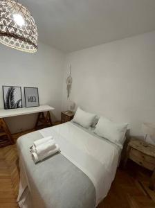 - une chambre avec un lit blanc et 2 serviettes dans l'établissement Bright apartment in Palermo, à Buenos Aires