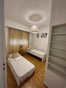 um quarto com 2 camas e um lustre em Bright apartment in Palermo em Buenos Aires