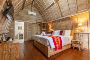 ein Schlafzimmer mit einem großen Bett in einem Zimmer in der Unterkunft Daghan Cottage Nusa Penida in Nusa Penida