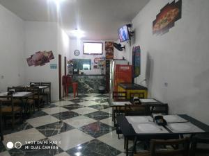 um restaurante com mesas e cadeiras num quarto em Pousada Praia Grande Solemar na Praia Grande