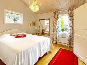 een slaapkamer met een wit bed en een raam bij Holiday home Uddevalla XXIII in Uddevalla