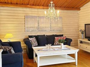 een woonkamer met een bank en een tafel bij Holiday home Uddevalla XXIII in Uddevalla