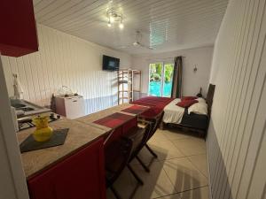 a kitchen with a table and a bed in a room at B&B Tontouta in La Tontouta