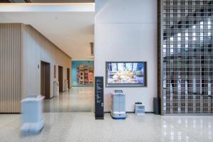 Guangzhou Baiyun Airport MeHood Liz Hotel Free Shuttle Bus To Airport的电视和/或娱乐中心