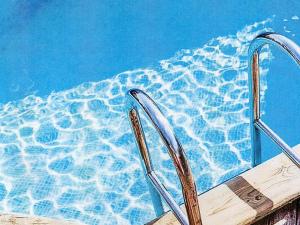 un cierre de una piscina con dos sillas metálicas en Holiday home NYNÄSHAMN, en Nynäshamn