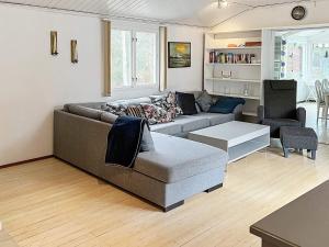 - un salon avec un canapé et une table dans l'établissement Holiday home NYNÄSHAMN, à Nynäshamn