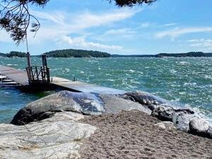 En strand vid eller i närheten av semesterhuset