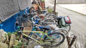 uma fila de bicicletas estacionadas ao lado de uma parede em Gegege no Guesthouse - Vacation STAY 9461 em Uozu