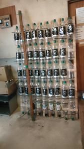 una visualizzazione di bottiglie d'acqua in una stanza di Gegege no Guesthouse - Vacation STAY 9460 a Uozu