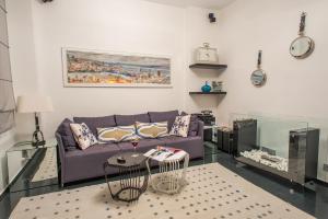 イスタンブールにあるIstanbul Irini Seaview Houseの紫色のソファと絵画が飾られたリビングルーム