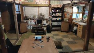 une salle avec une table et des épées sur elle dans l'établissement Gegege no Guesthouse - Vacation STAY 9459, à Uozu